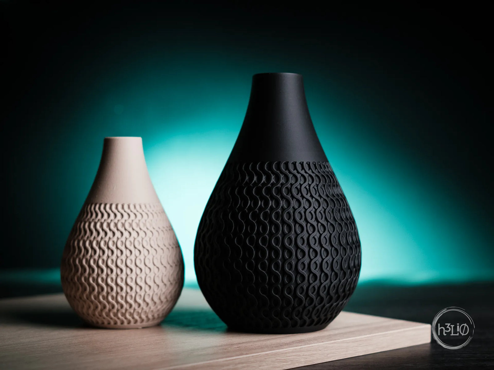 Echo — дизайнерска ваза с вълнообразен релеф