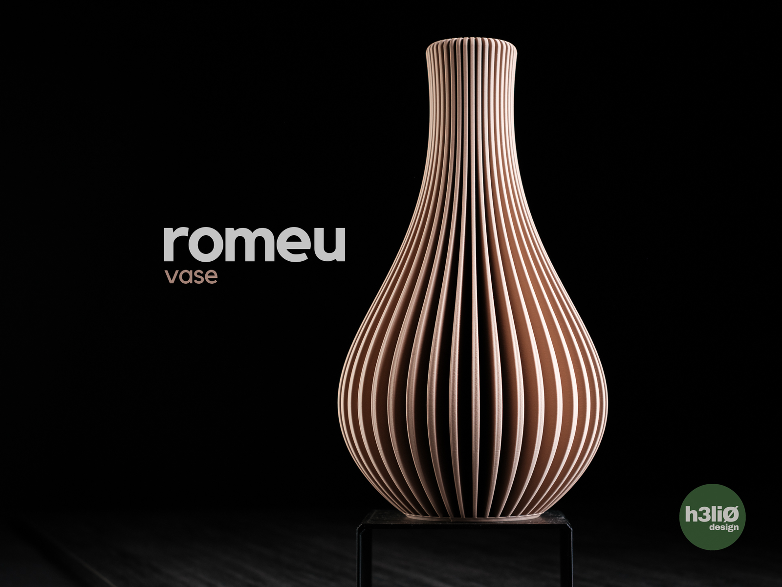 Romeu — скулптурна ваза с вертикални ребра