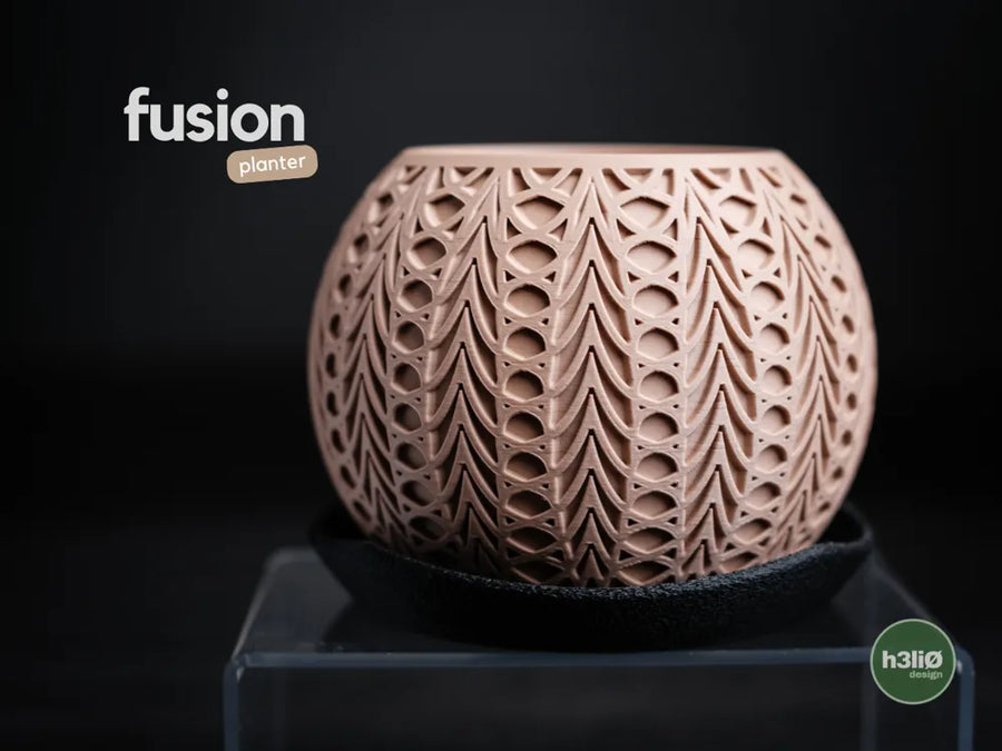 Fusion — саксия с листовиден релеф върху подложка