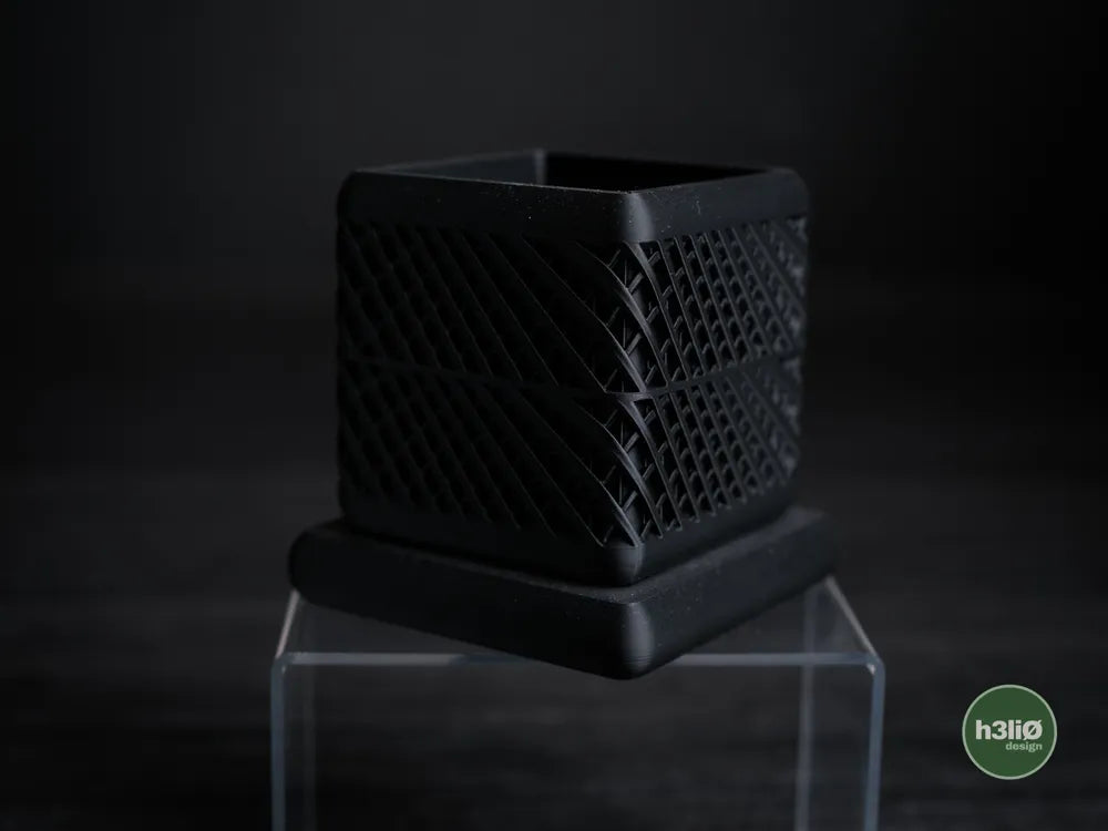 Qube — кубична саксия с диагонален релеф