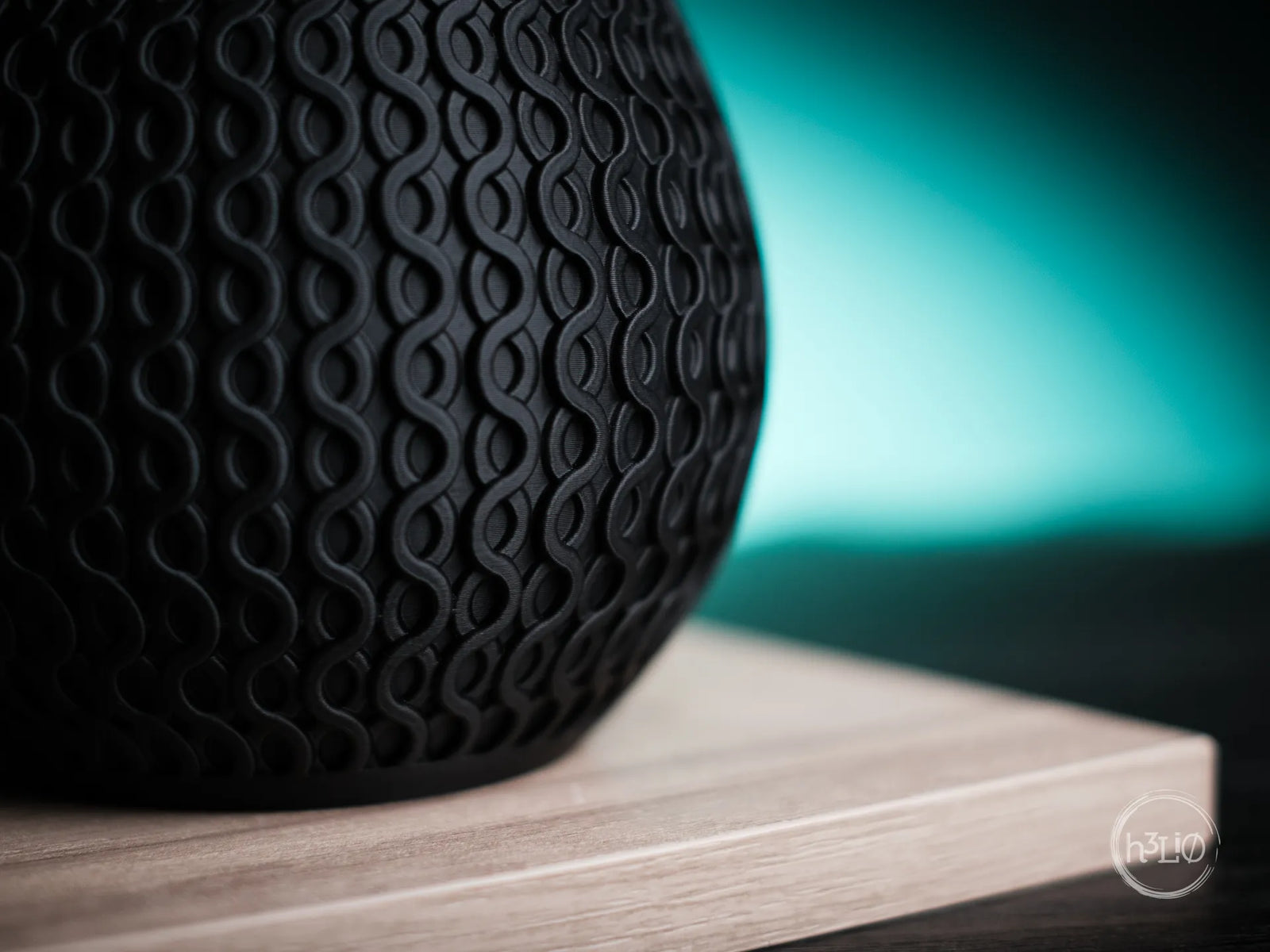 Echo — дизайнерска ваза с вълнообразен релеф