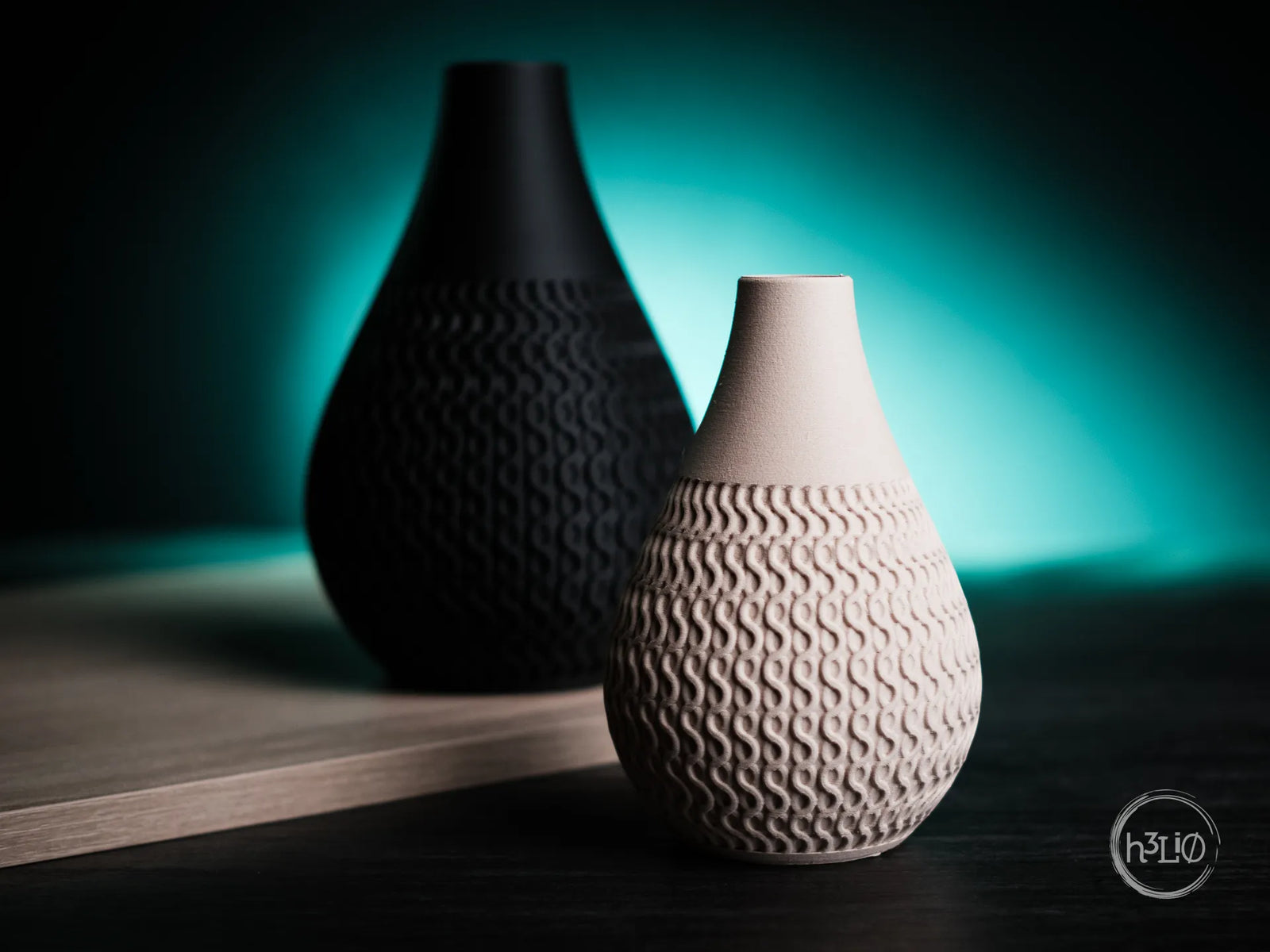 Echo — дизайнерска ваза с вълнообразен релеф