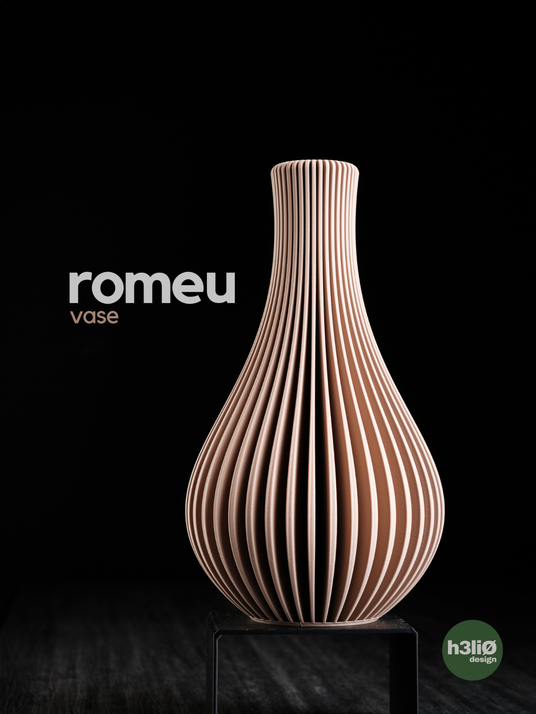 Romeu — скулптурна ваза с вертикални ребра