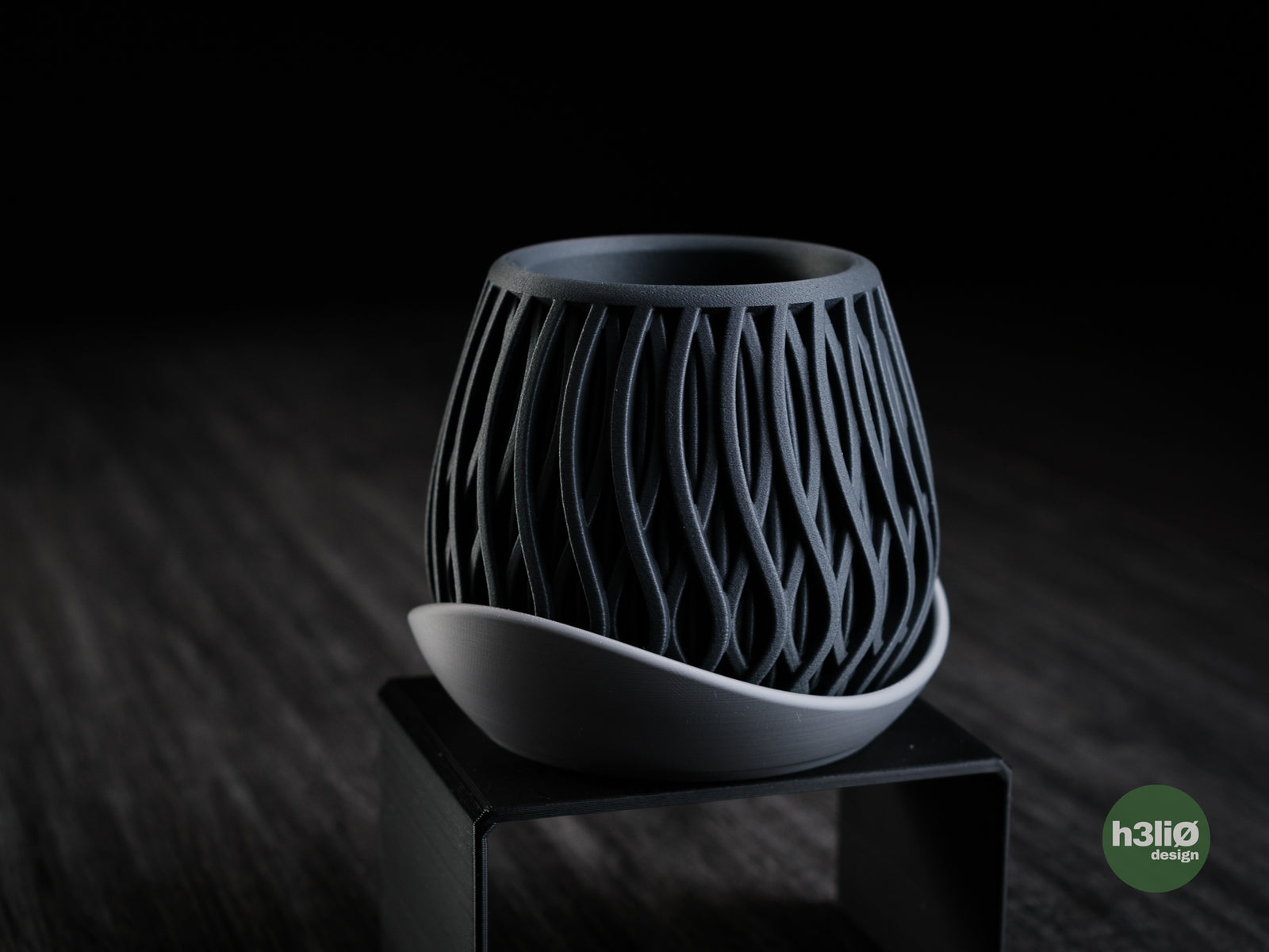 Alvao — сферичен planter с вълнообразен вертикален релеф