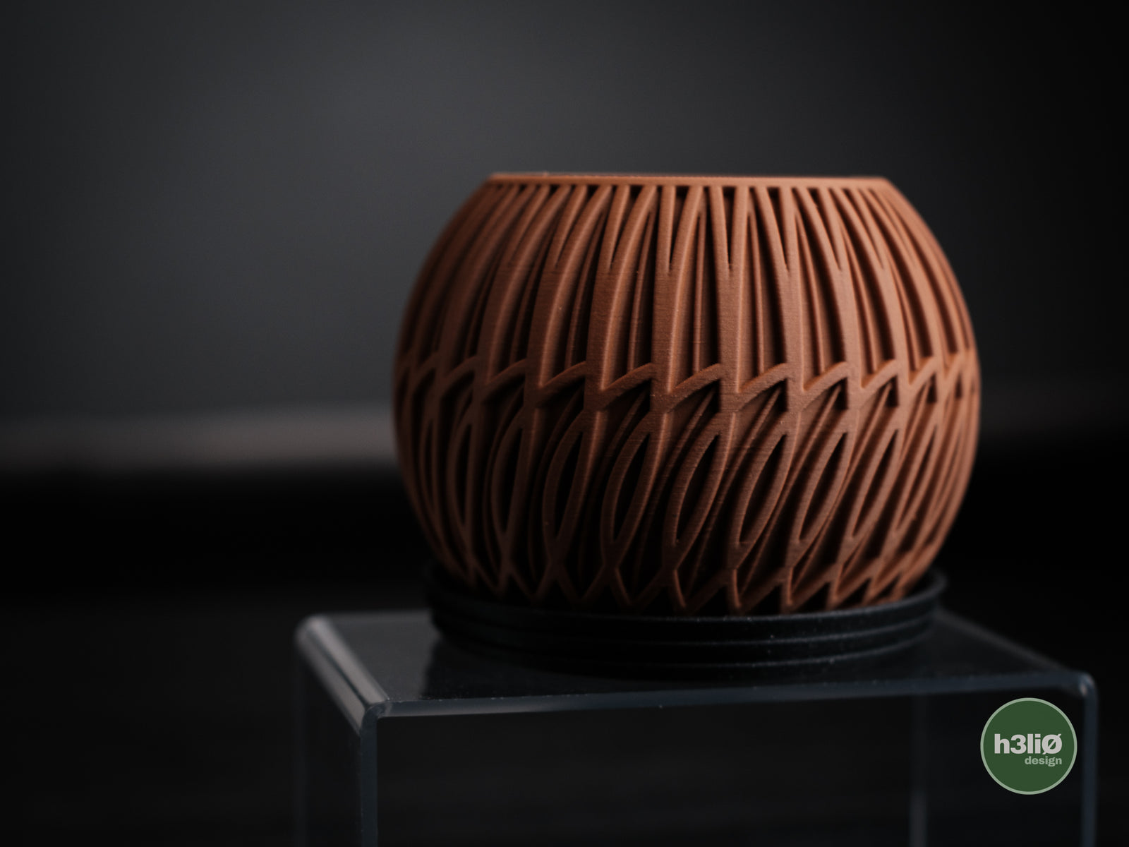 Lumen — комплект сферични planter-и с ажурен листовиден мотив