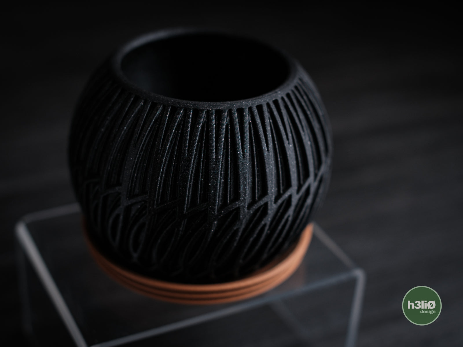 Lumen — комплект сферични planter-и с ажурен листовиден мотив
