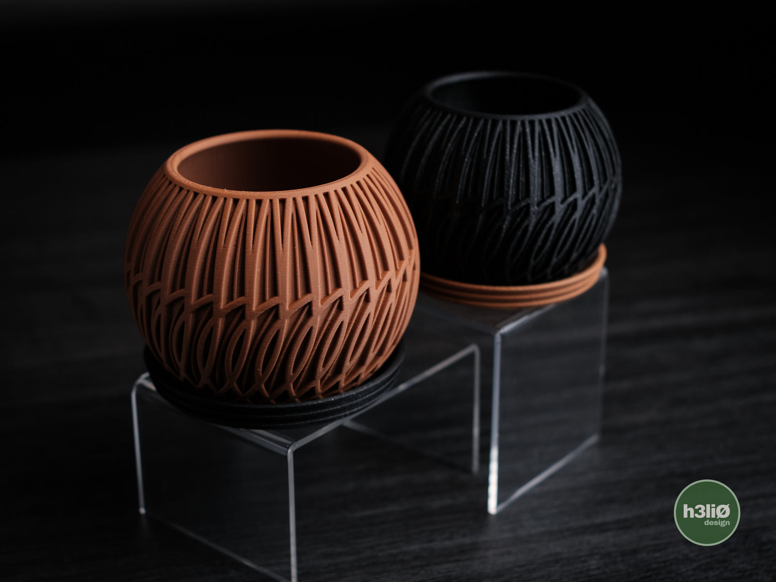 Lumen — комплект сферични planter-и с ажурен листовиден мотив