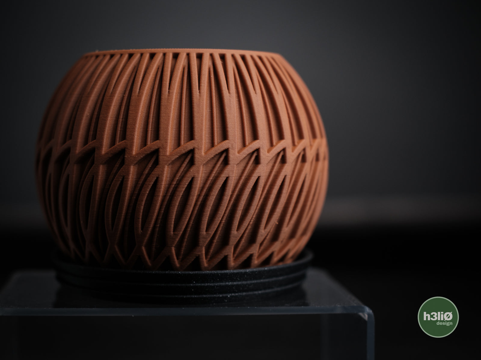 Lumen — комплект сферични planter-и с ажурен листовиден мотив