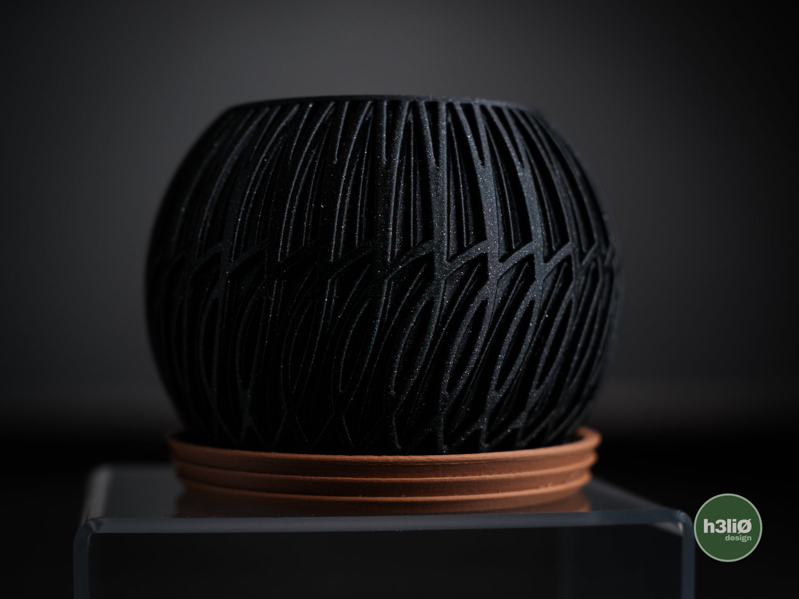 Lumen — комплект сферични planter-и с ажурен листовиден мотив